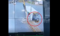 Clip: Camera ghi lại khoảnh khắc xe buýt tông trúng xe ba bánh, 4 người bị thương