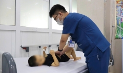 Bé 3 tuổi ở Ninh Bình phải đi cấp cứu do dùng lá 