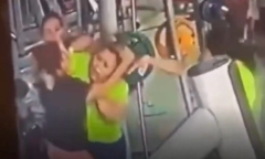 Clip: Tranh giành máy tập tại phòng gym, 2 người phụ nữ lao vào ẩu đả dữ dội 