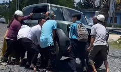 Clip: Người dân nâng ô tô, cứu nữ sinh lớp 8 bị cuốn vào gầm
