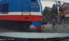 Clip: Gác chắn đóng chậm, tàu hỏa lao nhanh suýt đâm ô tô