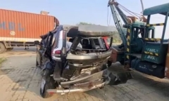 Clip: 5 bác sĩ trên xe SUV tử vong sau cú đâm kinh hoàng với xe tải trên cao tốc