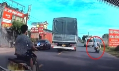 Tông vào xe khách đang đỗ bên đường, đôi nam nữ thiệt mạng: Camera ghi lại khoảnh khắc va chạm