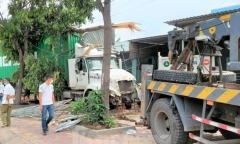 Tin tức tai nạn giao thông mới ngày 8/4: Xe container tông đổ trụ đèn, cây xanh rồi lao vào nhà dân