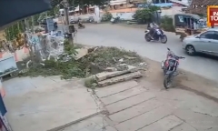Tông trực diện ô tô, 2 người đi xe máy bị hất văng
