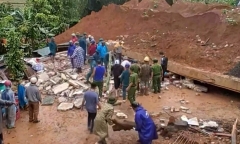 Nhà đang xây bất ngờ sập móng, đổ sang nhà hàng xóm, 2 cha con tử vong thương tâm