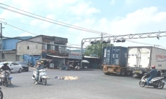 Hiện trường vụ nữ sinh năm nhất va chạm với xe container, tử vong thương tâm 
