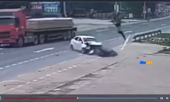 Video: Người đàn ông đi xe máy bị ô tô hất văng lên không trung
