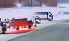 Clip: Kinh hoành khoảnh khắc nam thanh niên bị xe tải cán khi ngồi trước cửa kho ở Tp.HCM