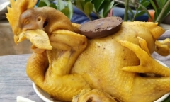 Luộc gà nên đặt úp hay ngửa mới đúng