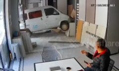 Clip: Đứng tim cảnh ô tô đột nhiên tăng tốc, đâm xuyên qua tường kính, lao thẳng vào nhà 