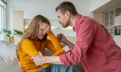 Về nhà hỏi ngay 9 câu này, chị em sẽ biết chồng có đang 