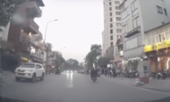 Clip: Bật xi-nhan rồi rẽ gấp, ô tô suýt khiến xe máy phanh 