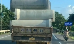 Hiện trường vụ hàng trăm lưới thép rơi từ xe đầu kéo, trúng đôi nam nữ đi xe máy