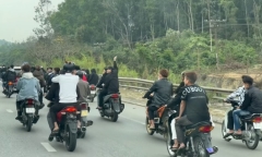 Clip: Hàng chục thanh niên 