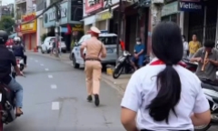 Chỉ trong 3 phút, thí sinh nhầm điểm thi được CSGT hú còi ưu tiên chở đến trường thi kịp giờ
