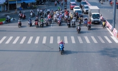  Xe máy vượt đèn đỏ, bị phạt bao nhiêu tiền từ 1/2025?