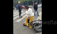 Clip: Người phụ nữ say rượu đánh đập shipper tàn nhẫn