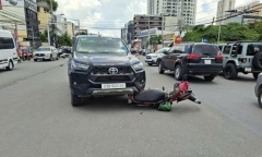 Nữ tài xế lái xe bán tải kéo lê xe máy 20m, nam shipper tử vong thương tâm