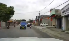 Clip: Xe tải bất ngờ lao sang làn ngược chiều, lao trực diện vào ô tô con