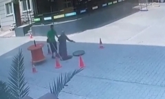 Video: Đang đi trên phố, cô giáo khiếm thị đột nhiên rơi xuống cống 