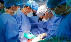 Clip: Người phụ nữ bất ngờ trèo ra cửa sổ căn hộ, hàng xóm hoang mang tột độ