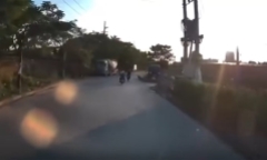 Clip: Khách đi taxi mở cửa bất cẩn, người đi xe máy ngã ra đường bị xe buýt tông