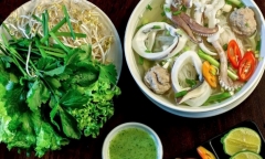 Sập lưới chắn, hổ dữ lao xuống khu vực khán giả khiến đám đông hoảng loạn