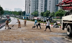Tin tức thời sự hôm nay (6/5): CSGT xử lý vết dầu loang trên cầu vượt ở Hà Nội