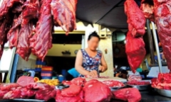 Người bán thịt treo thịt bò lên cao nhưng lại đặt thịt lợn trên mặt bàn, bất ngờ lý do