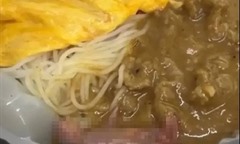 Người phụ nữ ngã ngửa khi thấy một con chuột trong nước sốt của món mì bán mang về