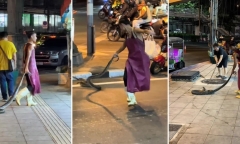 Clip: Người đàn ông tay không bắt rắn khổng lồ,  kéo lê giữa đường như đồ chơi