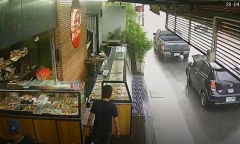 Kinh hoàng khoảnh khắc xe bán tải tông ô tô lật nhào trên đường