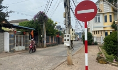 Biển báo cấm đi ngược chiều thường được đặt ở đâu?
