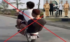 2 thiếu niên điều khiển xe máy 