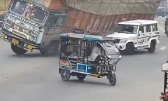 Clip: Đánh lái tránh va chạm, xe tải lật nghiêng đè nát ô tô con đi cùng chiều