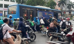 Thót tim người phụ nữ bị kẹt dưới gầm xe buýt, hàng chục người nâng xe giải cứu