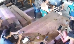 Clip: Thót tim cảnh sét đánh trúng điện thoại khi đang sạc trong cơn mưa lớn