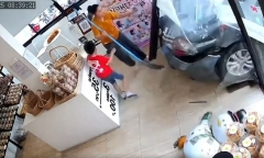 Clip: Tài xế đạp nhầm chân ga, ô tô lao thẳng vào trong tiệm bánh, bé trai thoát chết trong gang tấc