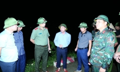 Hàng trăm người thâu đêm ngăn nước thấm vào chân đê sông Mã 