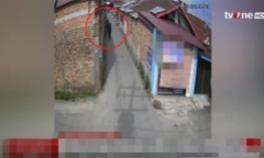 Clip: Hãi hùng cảnh tường đổ sập như bom nổ, 3 mẹ con gặp nạn thương tâm