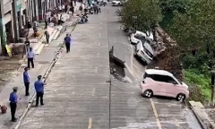 Clip: Đường đột ngột sạt lở, hàng loạt ô tô bị