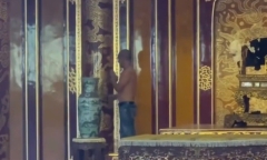Danh tính người đàn ông vô tư ngồi, bẻ gãy ngai vàng ở Đại nội Huế