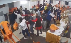 Clip: Gia đình cô dâu, chú rể vác ghế lao vào đánh nhau chỉ vì thiếu món tráng miệng