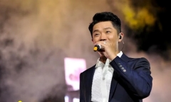Nam ca sĩ đình đám bị hoãn toàn bộ show diễn, nghi do vướng ồn ào vì một chiếc đồng hồ: Công ty quản lý nói gì?
