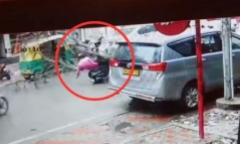 Clip: Khoảnh khắc cây bật gốc đè trúng xe máy, một người đàn ông tử vong
