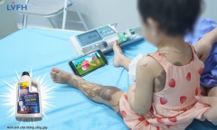 Bé gái 25 tháng tuổi bỏng nặng do đổ chai nước thông cống lên người