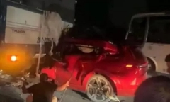 Xe con tông mạnh vào đuôi xe tải dừng đỗ trên cao tốc, 1 người tử vong