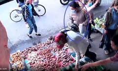 Clip: Nhóm người phụ nữ dàn cảnh móc trộm điện thoại của cô gái tại tiệm bán rau