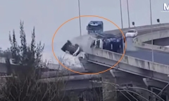 Tai nạn giao thông kinh hoàng, xe tải mất lái khi cua gấp, ô tô con bị hất văng xuống cầu